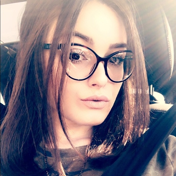 Meet your Posher, Carlie - Picture 1 of 1